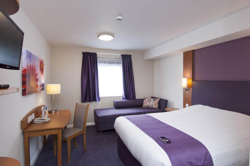Premier Inn Manchester - Heaton Park Экстерьер фото