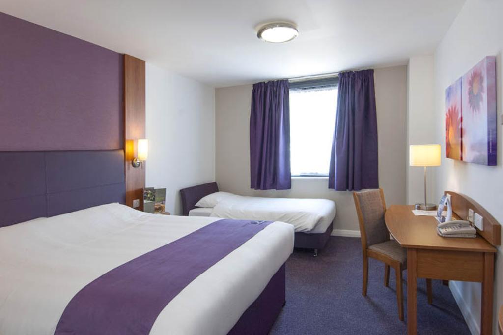 Premier Inn Manchester - Heaton Park Экстерьер фото
