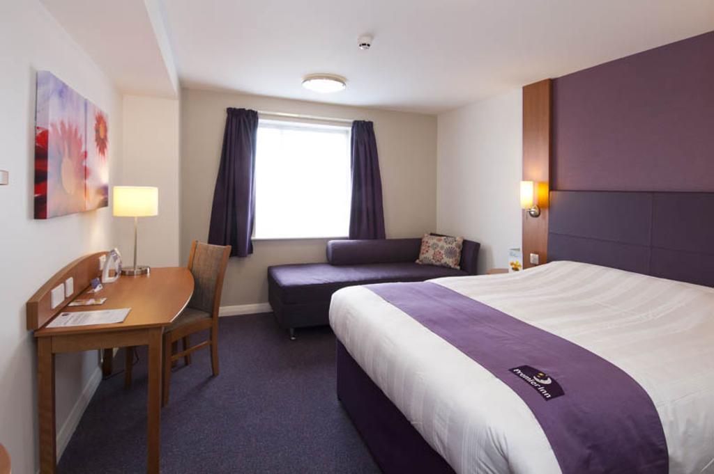 Premier Inn Manchester - Heaton Park Экстерьер фото