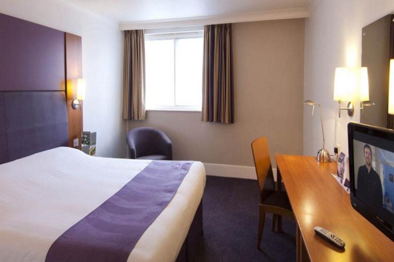 Premier Inn Manchester - Heaton Park Экстерьер фото